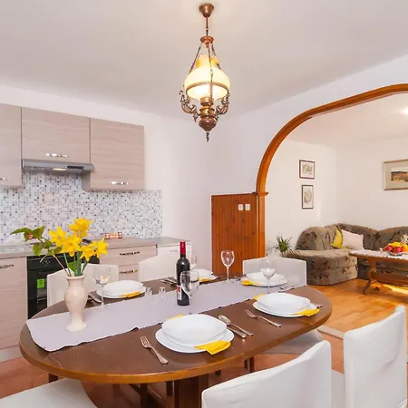 Pet Friendly In With Kitchen *